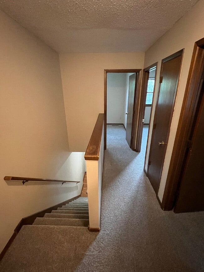 Building Photo - 3 Bedroom Duplex on South Side of Des Moines Available!