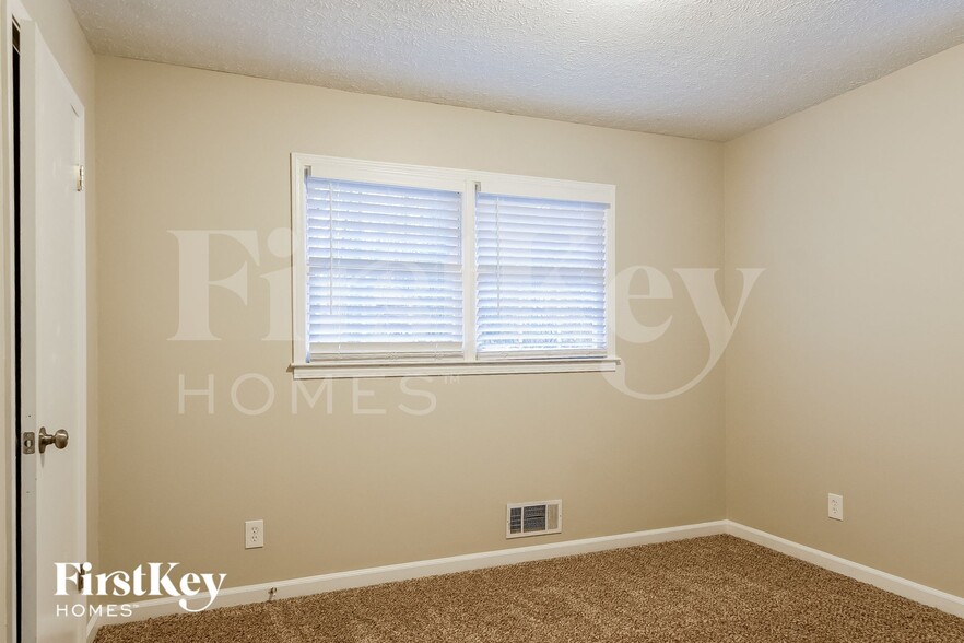 Building Photo - 5292 Clarkview Dr