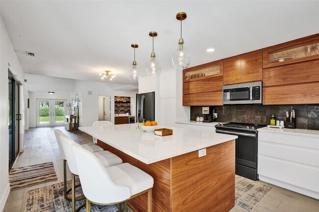 Building Photo - 614 W Lakewoode Cir