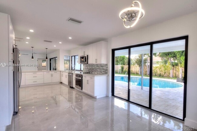 Building Photo - 1001 NW 6th Dr