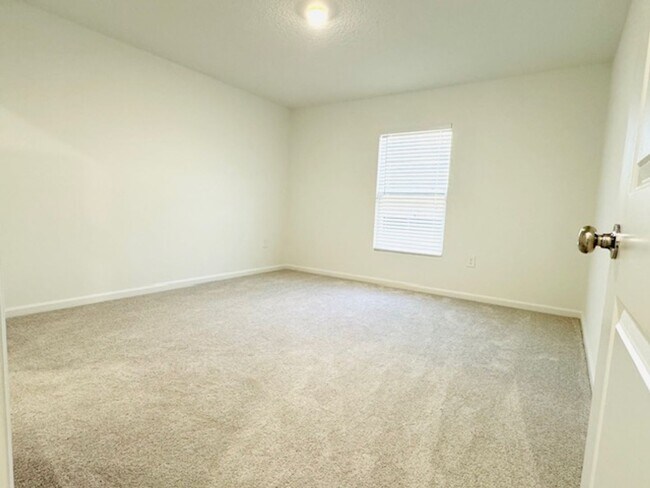 Building Photo - Home For Rent in Haines City with 4 Bedrooms and 2 Baths