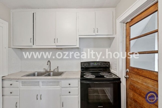 Building Photo - 447 Sunset Blvd