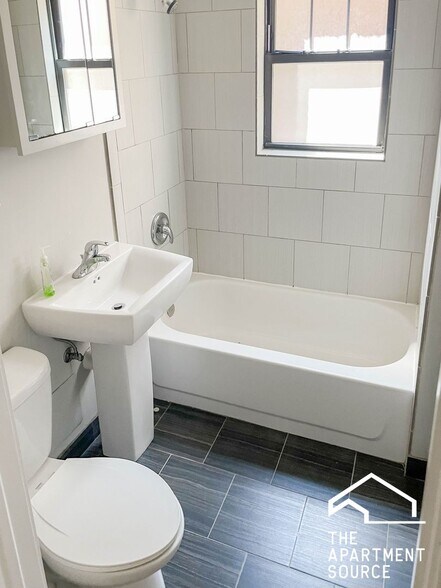 Building Photo - 516 W Cornelia Ave