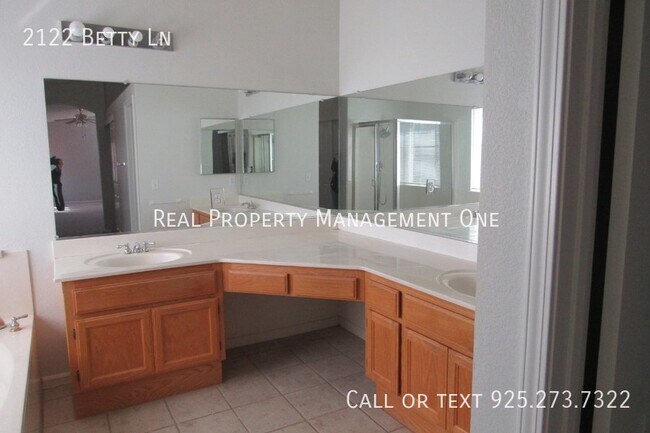 Building Photo - 2122 Betty Ln