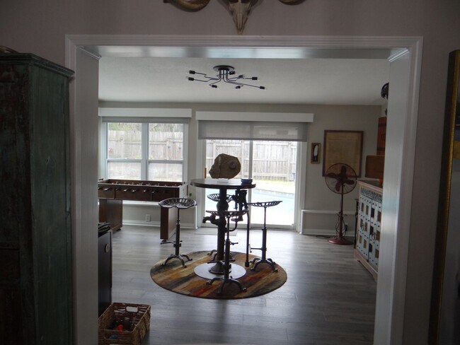 Building Photo - Charming 3-Bed, 2-Bath Pool Home in Desirable Winter Springs