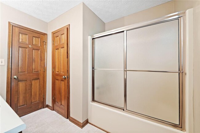 Building Photo - 106 Robinhood Dr