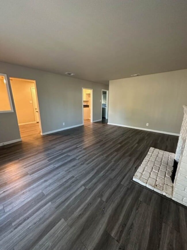 Building Photo - Desirable 3 bedroom 2 bath home