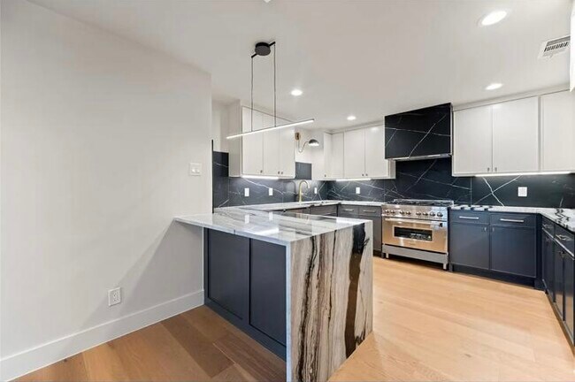 Building Photo - 7639 Royal Ln