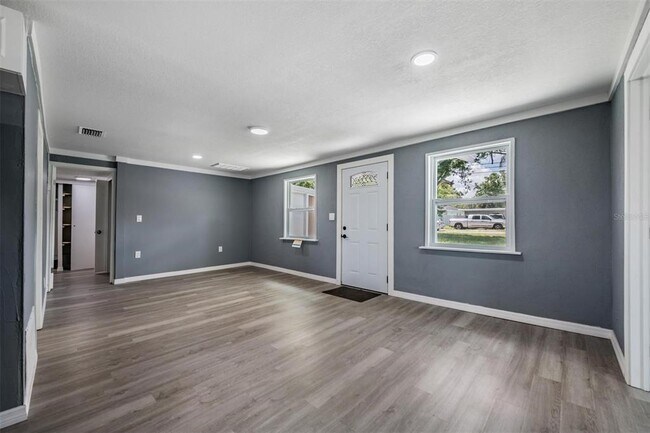 Building Photo - 636 Stremma Rd