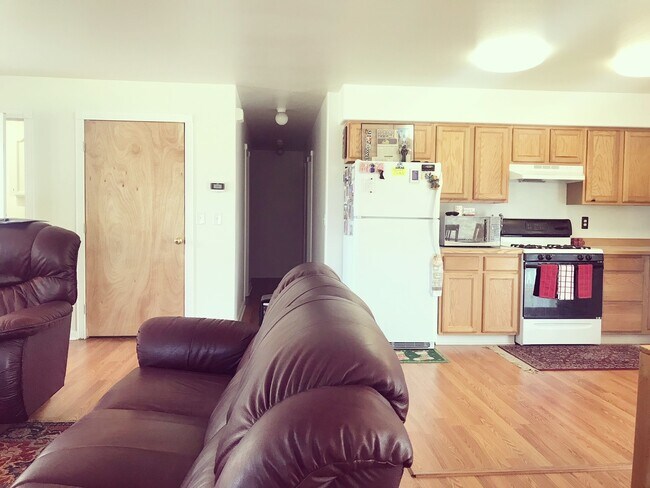 Building Photo - Centrally located 3 bed/2 bath Ranch style home with large oversized heated garage.