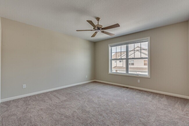 Building Photo - End Unit Town Home avail April 2026 : 3bd2ba2car garage Zimmerman