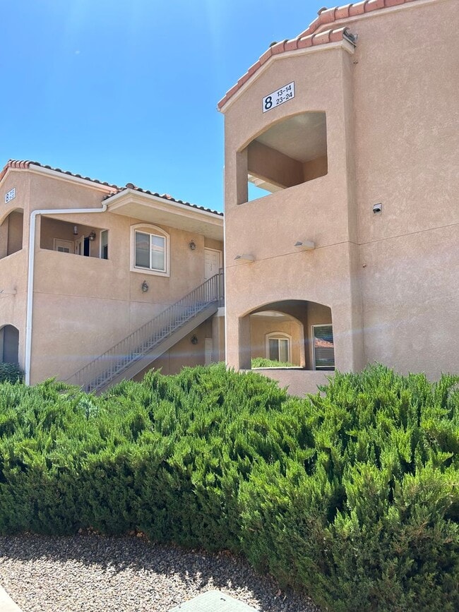 Building Photo - Charming Condo | 2 Bed / 2 Bath | Garage |...