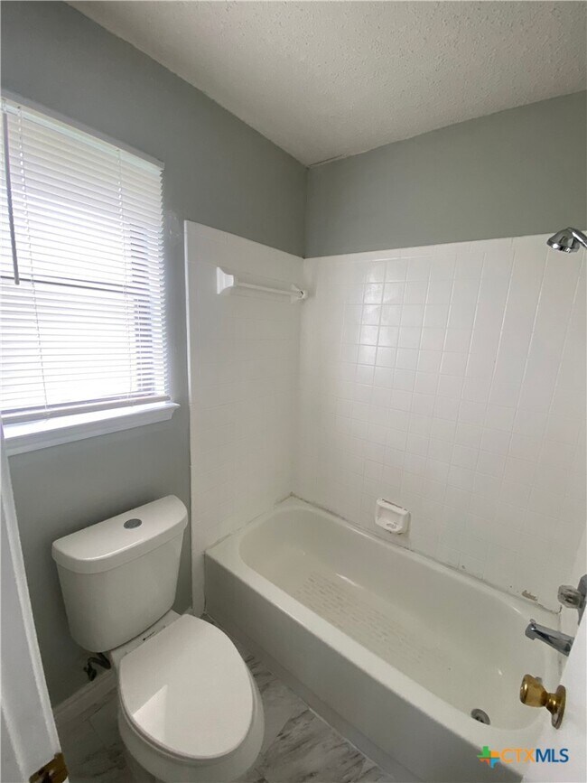 Building Photo - 414 Baumann Dr