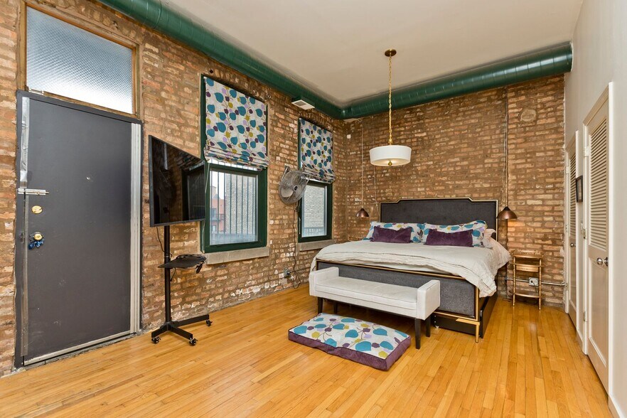 Building Photo - 1470 N Milwaukee Ave
