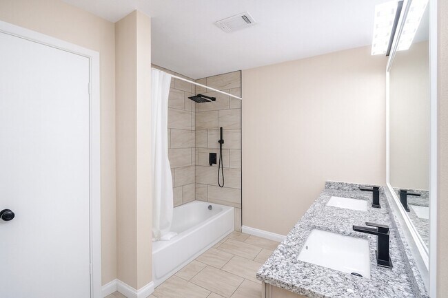 Building Photo - 1424 N Avenue F