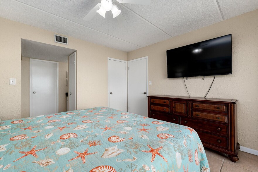 Building Photo - 404 Padre Blvd