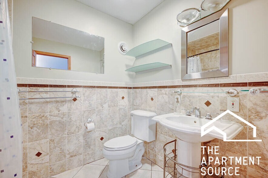 Building Photo - 1760 W Wrightwood Ave