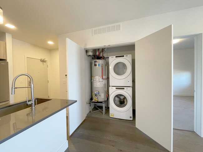 Building Photo - Improved Price!!!! Bustling Location! Mode...