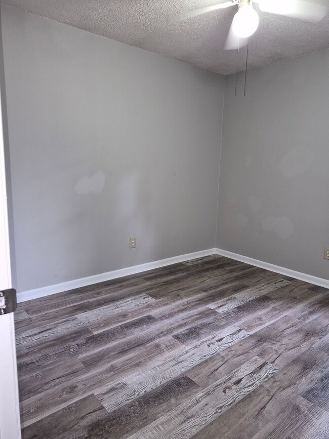 Building Photo - 242 Garden Cir