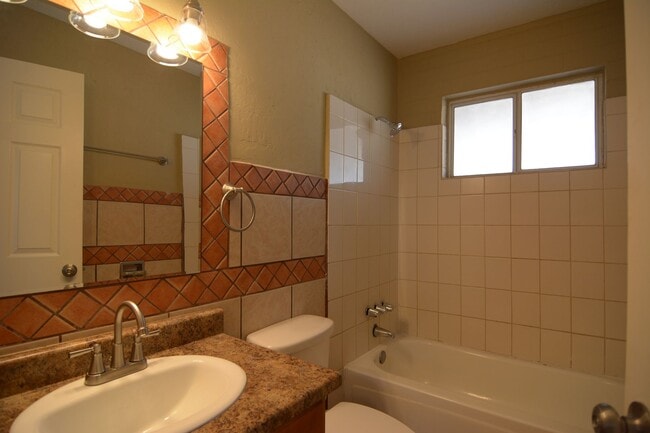 Building Photo - Updated 3 Bedroom 1 Bath Home! Central Tucson Location!