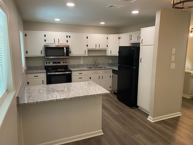 Building Photo - 2467 Carolyn Dr