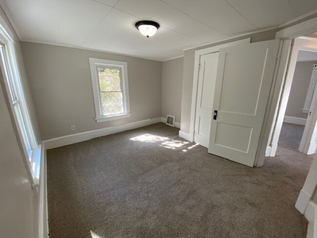 Building Photo - Charming 3BR with Main-Level Suite, Garage...