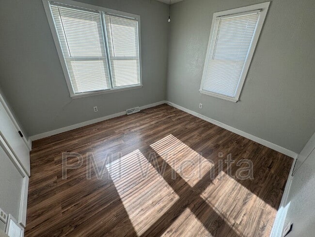 Building Photo - 923 N Sheridan St