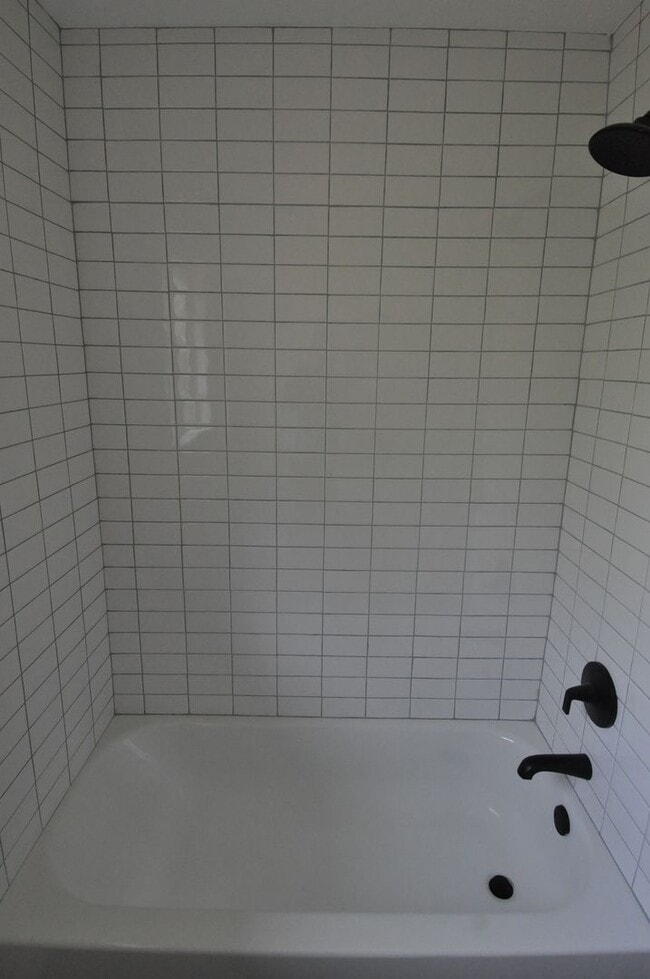 Building Photo - LOCATION! RENOVATED BATHROOM!