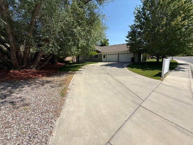Building Photo - 3 Bed 2 Bath Large Beautiful Home