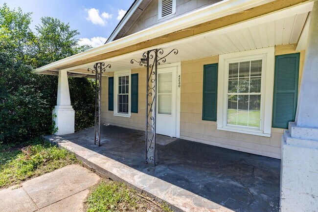 Building Photo - Recently Updated and Move-In Ready!