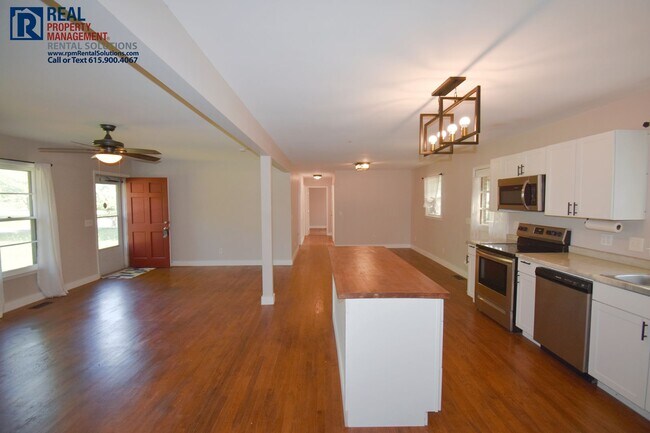 Building Photo - All brick 3BD home PLUS bonus room & back deck, half mile to MTSU!