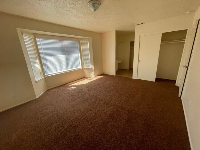 Building Photo - Hesperia-Refurbished- 3 Bedrooms, 2 Bathrooms + Den or Office, Large Property