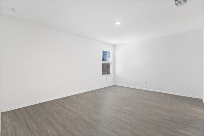 Building Photo - Charming Home Awaits: Spacious & in a Prime Location