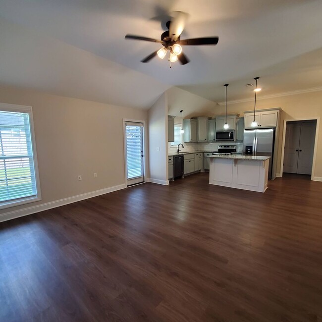 Building Photo - Modern 4-Bed, 2-Bath Home with 2-Car Garag...