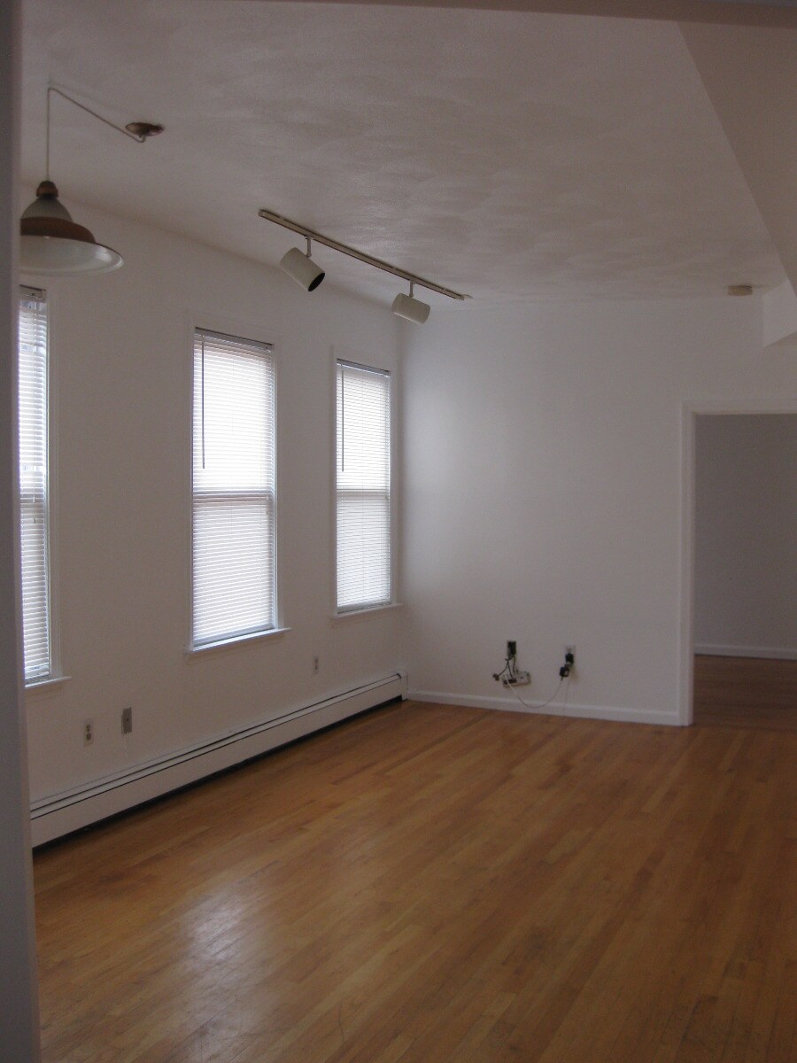 Building Photo - 25 Hanover Ave