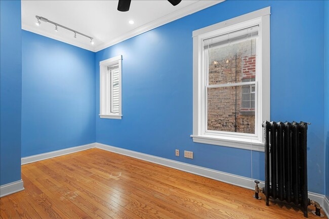 Building Photo - 4226 N Sawyer Ave