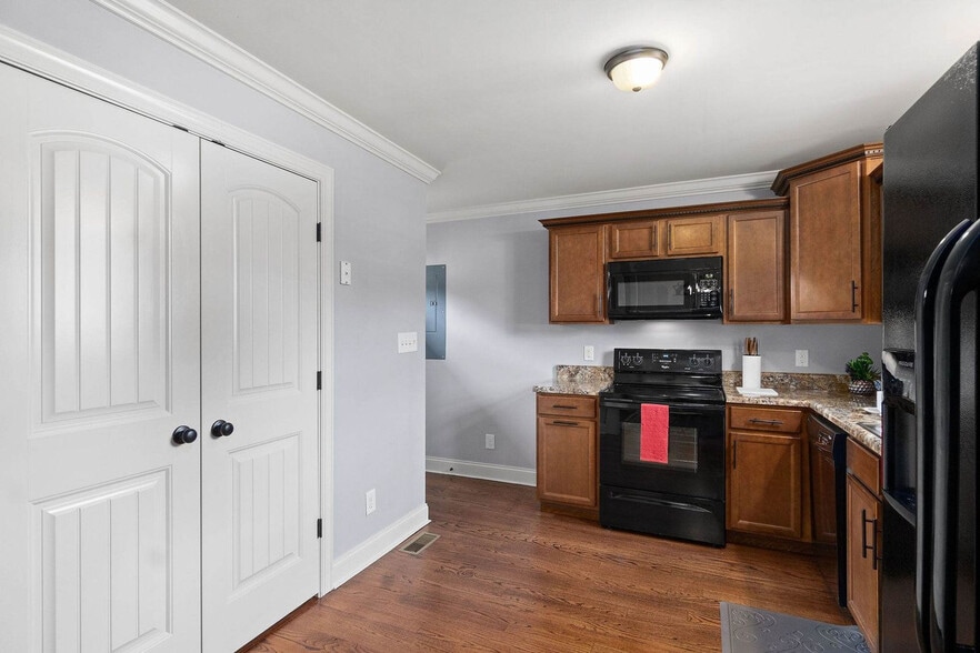 Building Photo - 206 E Street-SI ID1367386P