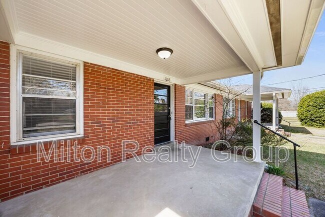 Building Photo - 1208 S 9th St