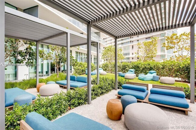 Building Photo - 650 NE 32nd St