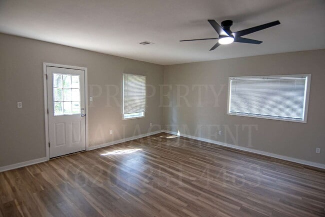 Building Photo - 3-Bedroom 1-Bathroom