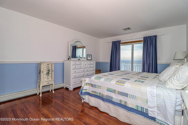 Building Photo - 1095 Island Dr