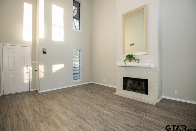 Building Photo - 5911 Hollytree Dr