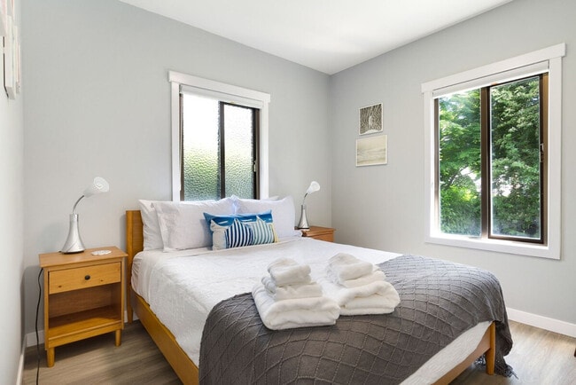 Building Photo - 4042 1st Ave NE