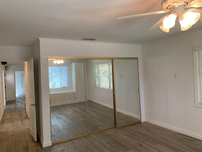 Building Photo - Charming 3+1 Canyon Country Cutie Nestled in the Hills!