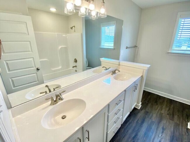 Building Photo - Now Leasing a 4-bedroom 2.5 bath home in Somerville, TN