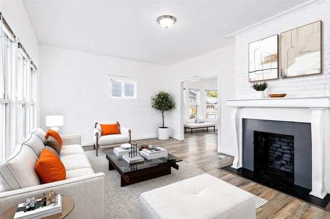 Building Photo - 866 E Starr Ave