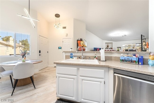 Building Photo - 3320 S Fort Apache Rd