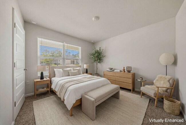 Building Photo - Huge 4 bedroom 2 bathroom home in Southwood