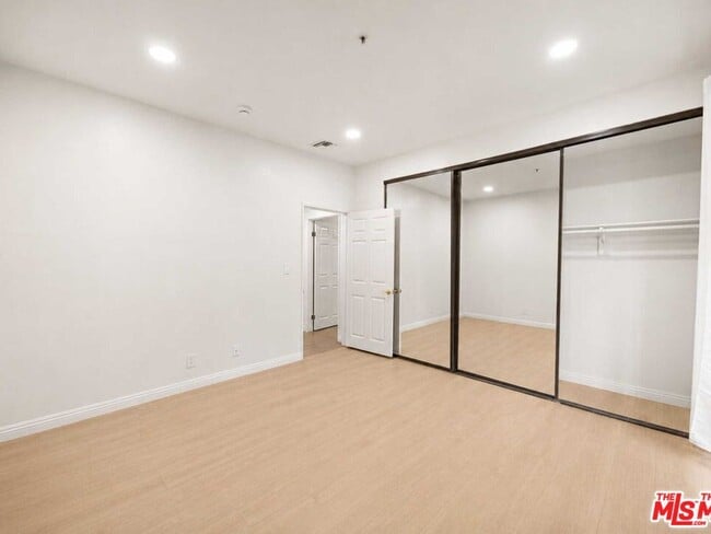 Building Photo - 9836 Vidor Dr