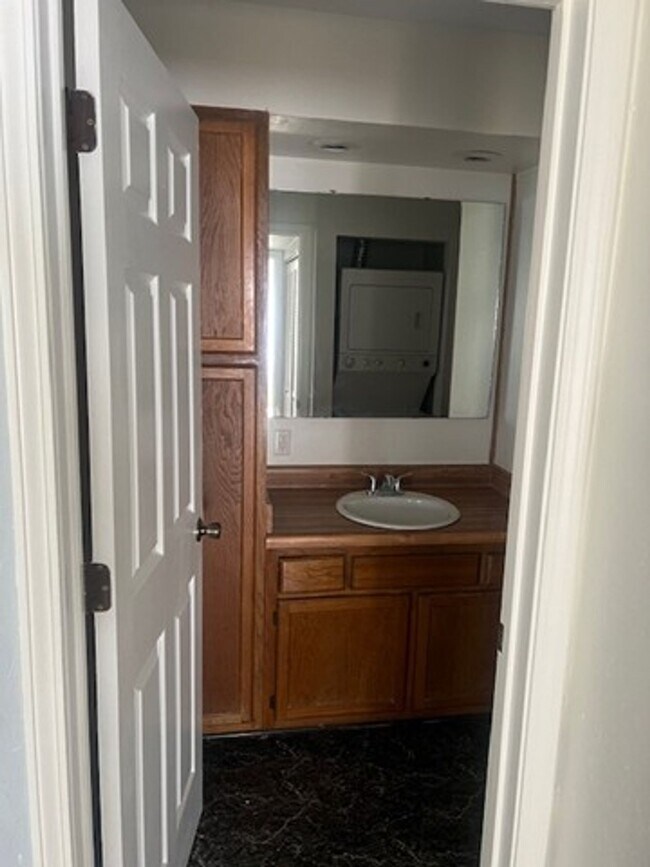 Building Photo - One Bedroom Condo For Rent